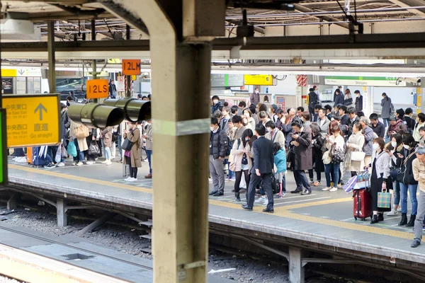 Lidé čekají na železniční vlak v Tokiu — Stock fotografie