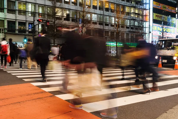 Los peatones caminan en el cruce de Shinjuku — Foto de Stock