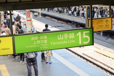 Demiryolu tren Tokyo için bekleyenler