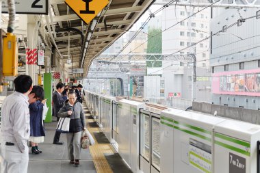 Demiryolu tren Tokyo için bekleyenler 