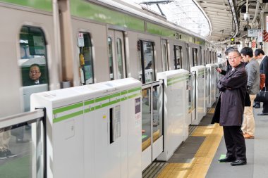 Demiryolu tren Tokyo için bekleyenler 