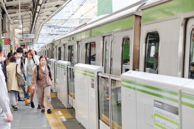 Demiryolu tren Tokyo için bekleyenler 