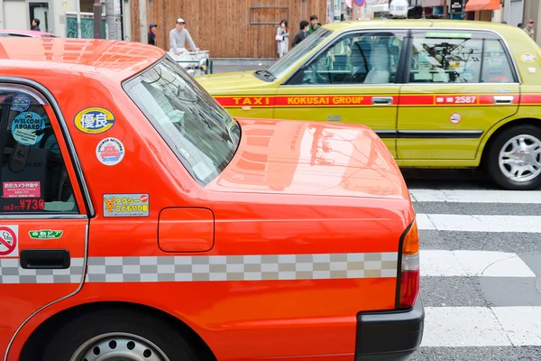 Taxi voitures dans la rue dans le quartier Shibuya — Photo