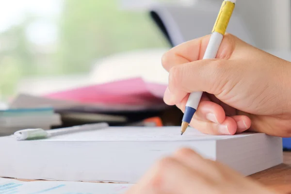 Vrouwen hand schrijven — Stockfoto