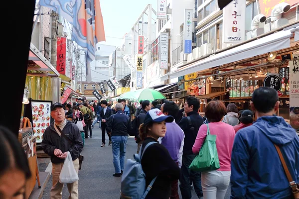 Turistas caminando en el mercado de Tsukiji — Foto de Stock