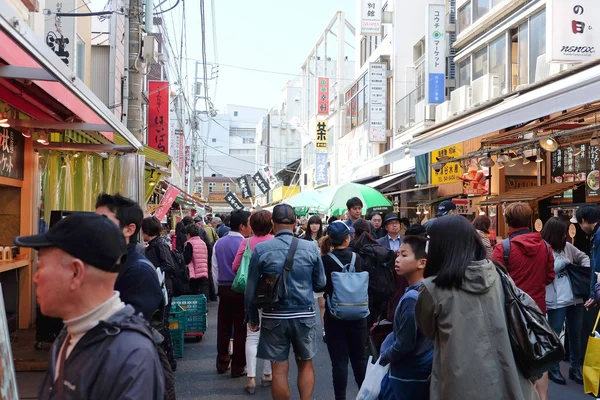 Toeristen lopen in de markt van Tsukiji — Stockfoto