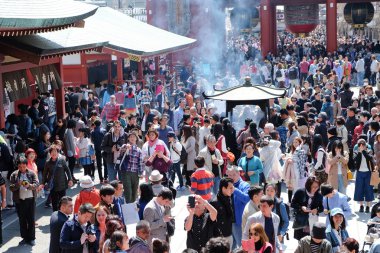 kimliği belirsiz kişi Tokyo'da sensoji tapınağı ziyaret 