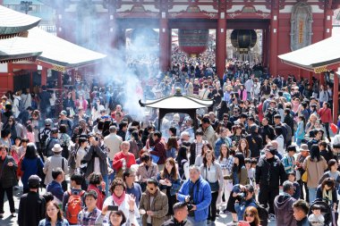 kimliği belirsiz kişi Tokyo'da sensoji tapınağı ziyaret 