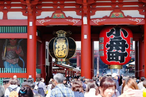The giant red lantern in the Senso-ji Temple in Asakusa — Stock Photo, Image