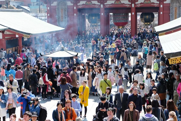 身份不明的人访问在东京浅草寺 — 图库照片