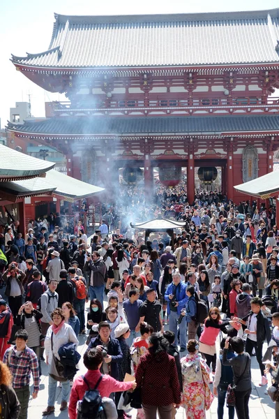 Pessoas não identificadas visitam templo sensoji em Tóquio — Fotografia de Stock