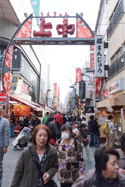 Tłoczno i zajęty ulicy handlowej Ameyoko — Zdjęcie stockowe