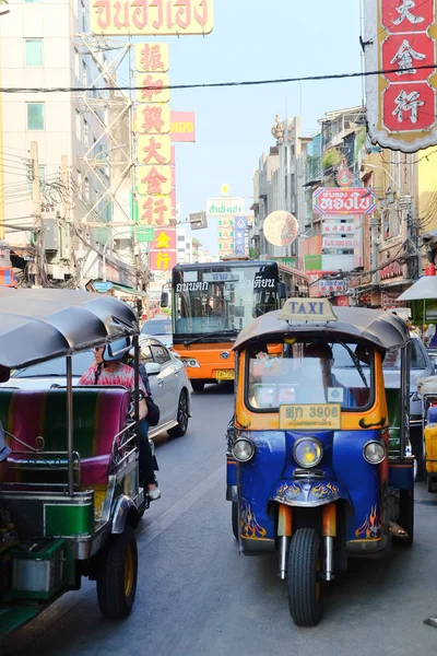 Triciclo motorizzato su Yaowarat Road — Foto Stock