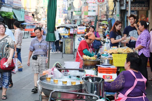 Street food naar Yaowarat Road. — Stockfoto