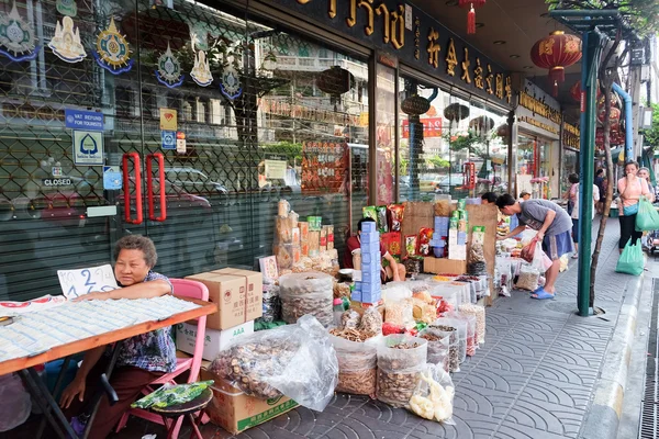 Street food naar Yaowarat Road — Stockfoto