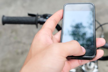 bir motorcu manifatura bir akıllı telefon üzerinde görüntü