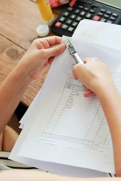 Women working at her desk — Stock Photo, Image