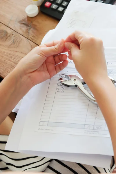 Mujeres que trabajan en su escritorio — Foto de Stock