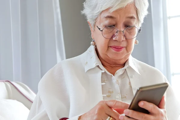 Femme âgée utilisant son téléphone portable . — Photo