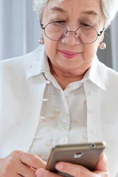 Femme âgée utilisant son téléphone portable . — Photo