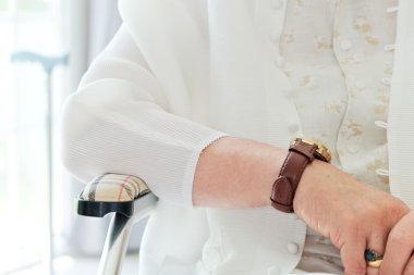 Tekerlekli sandalyede yaşlı kadın