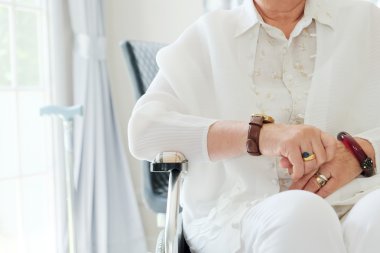 Tekerlekli sandalyede yaşlı kadın