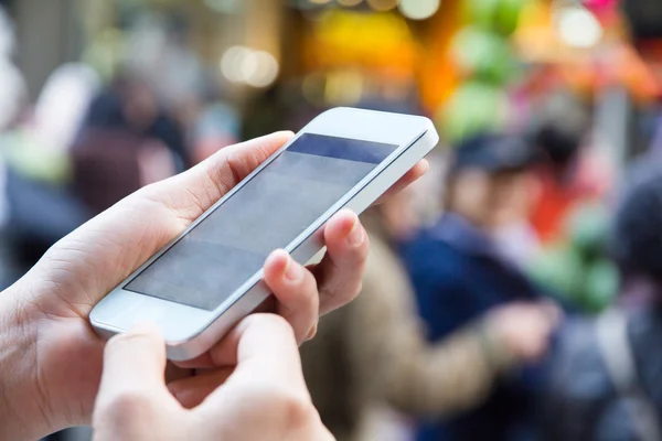 Teléfono inteligente con fondo borroso — Foto de Stock