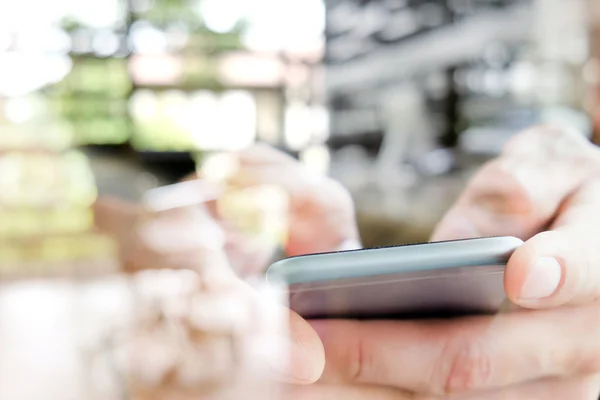 Met behulp van slimme telefoon — Stockfoto