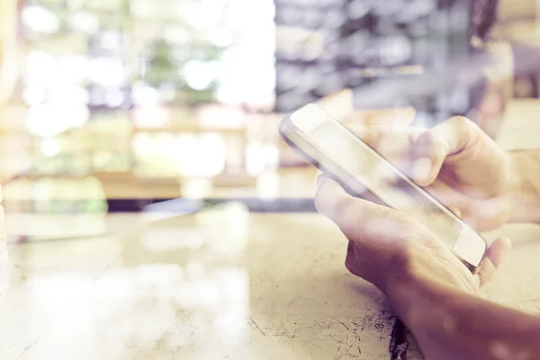 Uso del teléfono inteligente — Foto de Stock