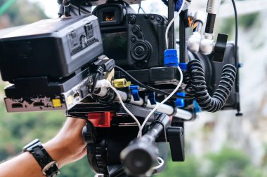 Sahnenin arkasında. Kameraman kamerayla çekim yapıyor.