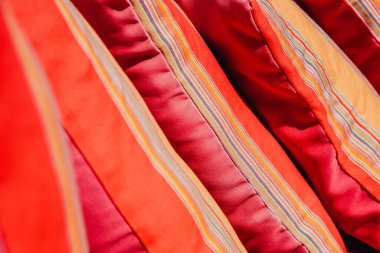 Koltuktaki Renkli Yastığın Resmi