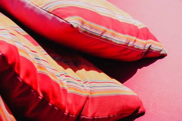 Εικόνα Του Πολύχρωμο Μαξιλάρι Στον Καναπέ — Φωτογραφία Αρχείου