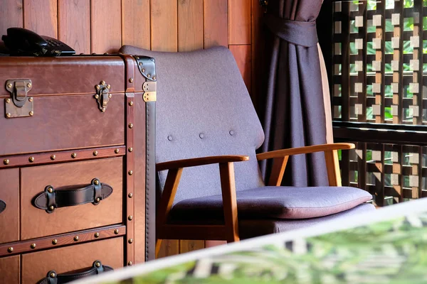Detailbild Von Vintage Lederschrank Mit Klassischem Stuhl Luxusschlafzimmer — Stockfoto