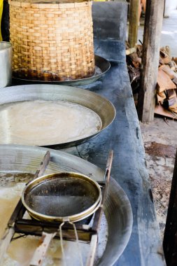 Geleneksel Tayland yöntemiyle palmiye şekeri yapma süreci.