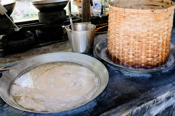 タイの伝統製法で作るパームシュガー — ストック写真