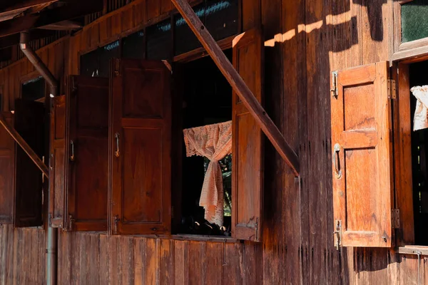 타이의 전통적 가옥인 창문의 — 스톡 사진
