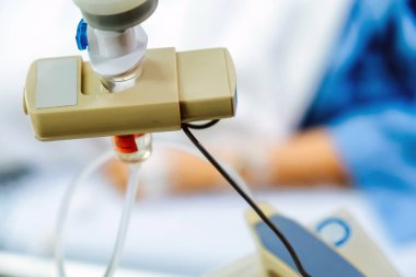 Tıbbi bakım, serum fizyolojik solüsyonu. Hastanedeki hastaya serum verin.