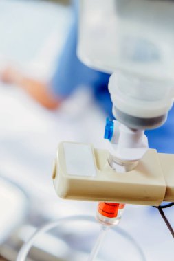 Tıbbi bakım, serum fizyolojik solüsyonu. Hastanedeki hastaya serum verin.