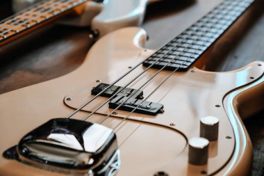 Beyaz elektirikli bas gitar görüntüsü