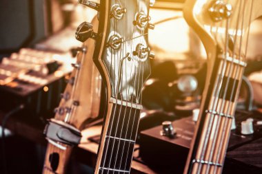 Enstrümanları kapatın. Müzik arka plan konsepti, gitar ve stüdyo ekipmanları.