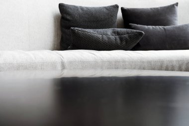 Kanepe ve modern oturma odasındaki minderin detaylı görüntüsü..