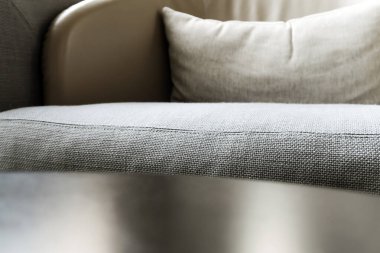 Kanepe ve modern oturma odasındaki minderin detaylı görüntüsü..