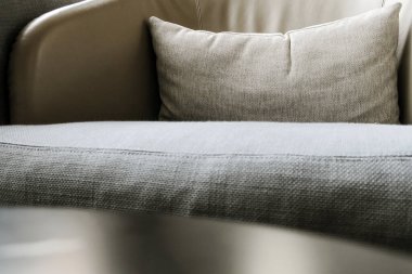 Kanepe ve modern oturma odasındaki minderin detaylı görüntüsü..