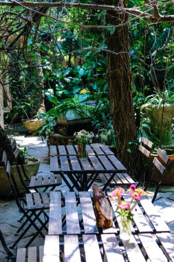 Bahçe yemeği için masa hazırlıyorum.