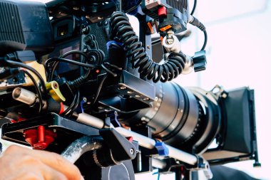 Film endüstrisi. Profesyonel kamera ve ekipman arkaplanı görüntüsü