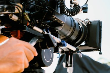 Film endüstrisi. Profesyonel kamera arkaplanı ile çekim
