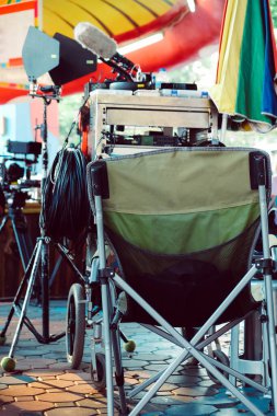 Film ekibi ekipmanları, film setindeki yönetmen koltuğunun detaylı görüntüleri..