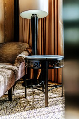 Lüks yatak odasında klasik sandalye tarzının ayrıntılı görüntüsü