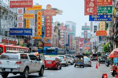 BANGKOK, THAILAND - 19 Mart 2021: Yaowarat Yolu 'ndaki kentsel yaşam tarzı, Bangkok, Yaowarat Yolu Çin Mahallesi, Tayland' ın Bangkok şehrinin merkezidir..