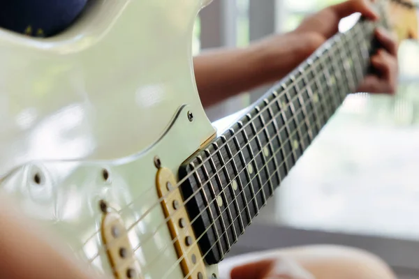 Femme Mains Jouant Guitare Électrique Gros Plan — Photo